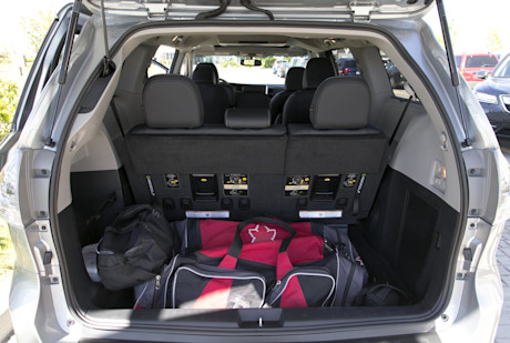 Editorial 2015 toyota sienna se v6 8 passenger fwd jw 08