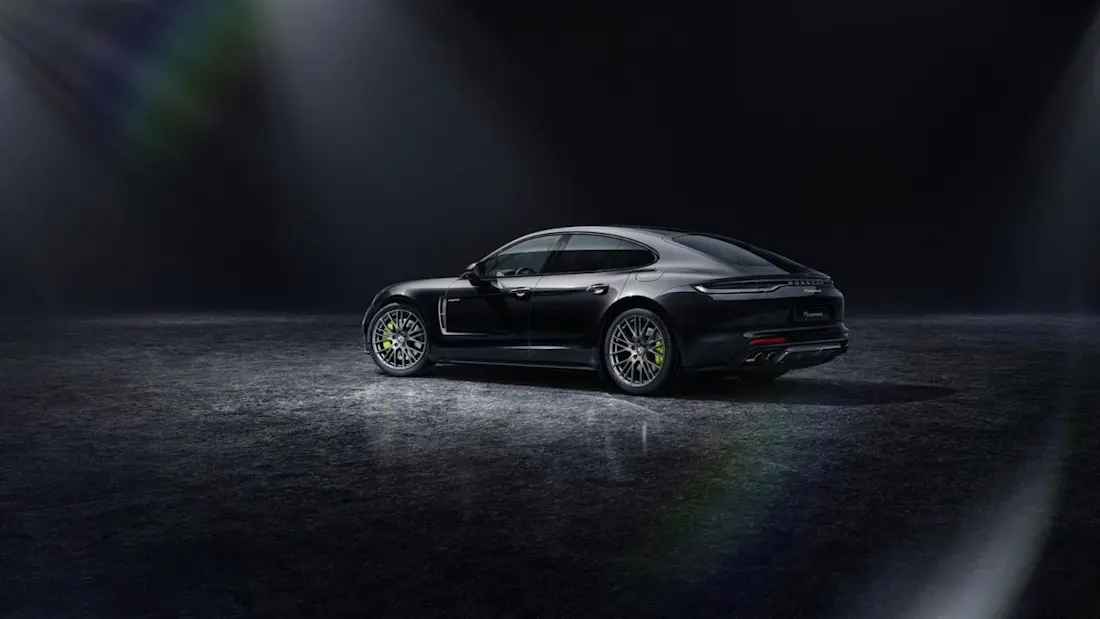 AS24 Porsche Panamera Platinum Edition 2021 statisch achter