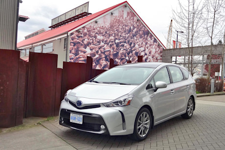 Editorial 2015 toyota prius v sh 04