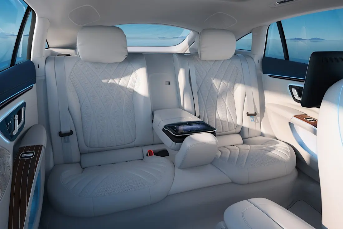 Mercedes-EQS-2021-Rearseats