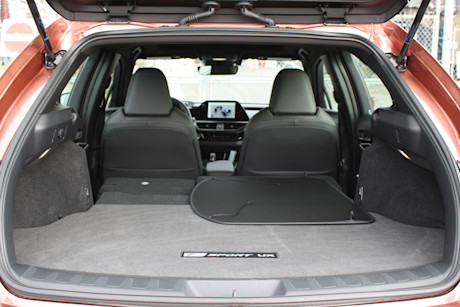 Lexus UX 300h 2025 : essai routier Body Image