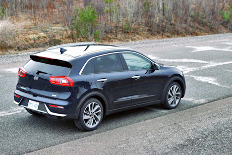 Editorial 2017 kia niro sx touring 03 jp