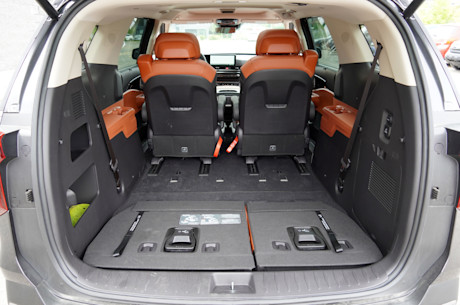 Duel de minifourgonnettes hybrides : la Kia Carnival se frotte à la Toyota Sienna Image