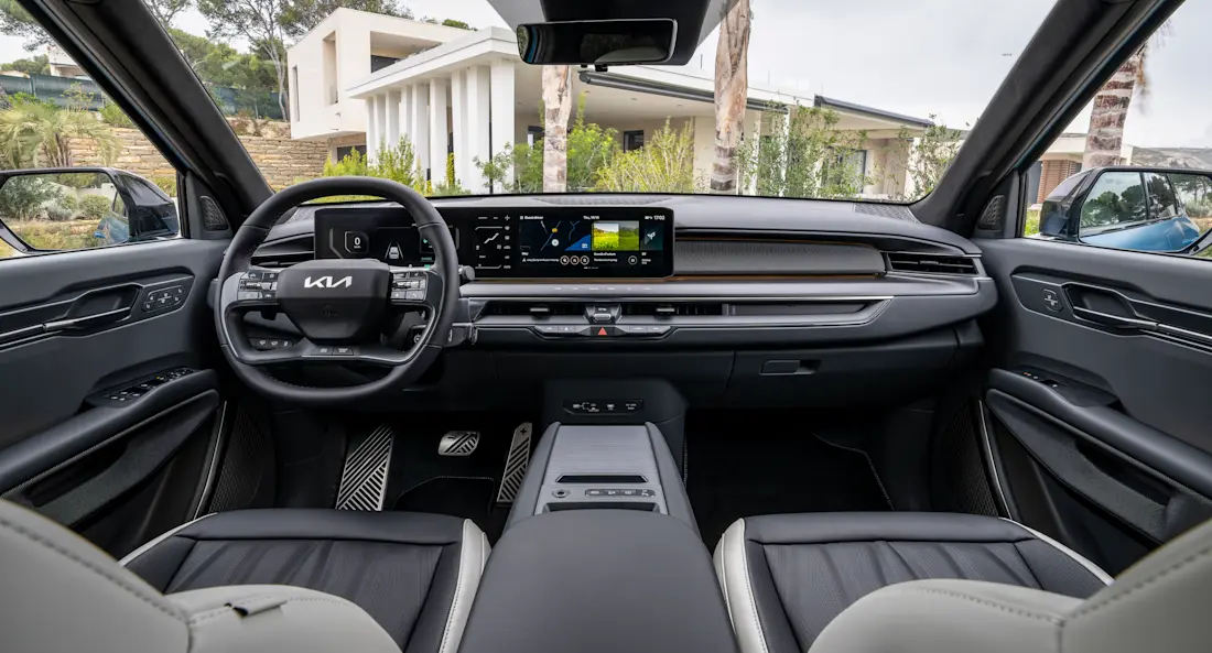  Bedienung leicht gemacht! Sich in den Menüs des EV9 zurechtzufinden fällt nicht schwer. Das Cockpit besteht serienmäßig aus drei Bildschirmen.