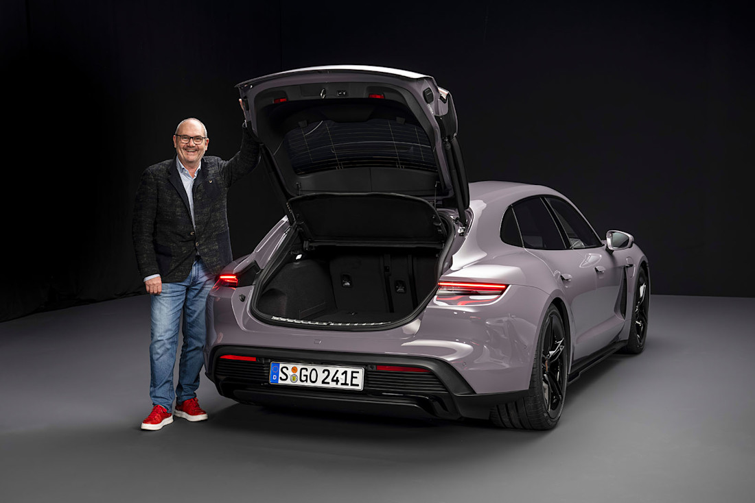 CAPTION: AutoScout24 Testredakteur Rudolf Bögel beim Studiotermin zum Porsche Taycan Facelift.