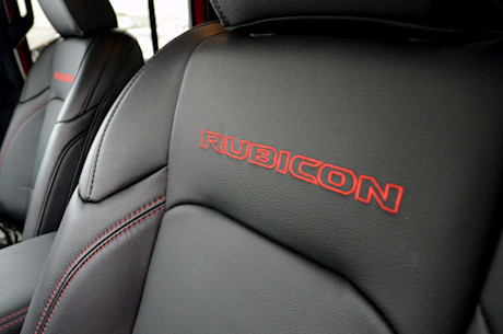 Chevrolet Colorado ZR2 Bison 2020 vs Jeep Gladiator Rubicon 2020 : match comparatif Image