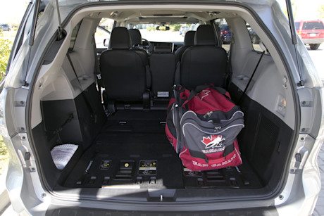 Editorial 2015 toyota sienna se v6 8 passenger fwd jw 09