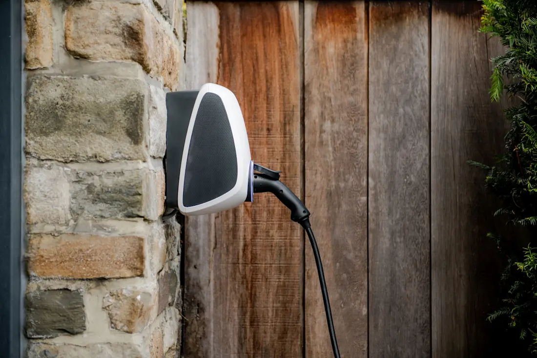 geen-eigen-oprit-voor-je-ev-in-deze-gemeenten-mag-de-laadkabel-over-de-stoep-2025-09