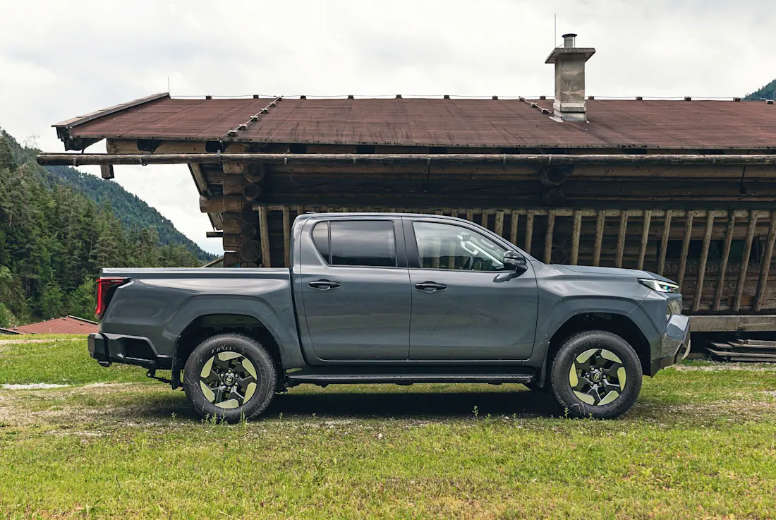 3 toyota-hilux-bev-2026-seite