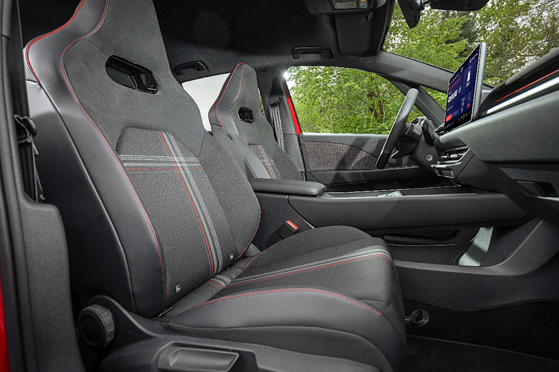 VOLKSWAGEN-ID-3-GTI-2026-INTERIOR (3).jpg