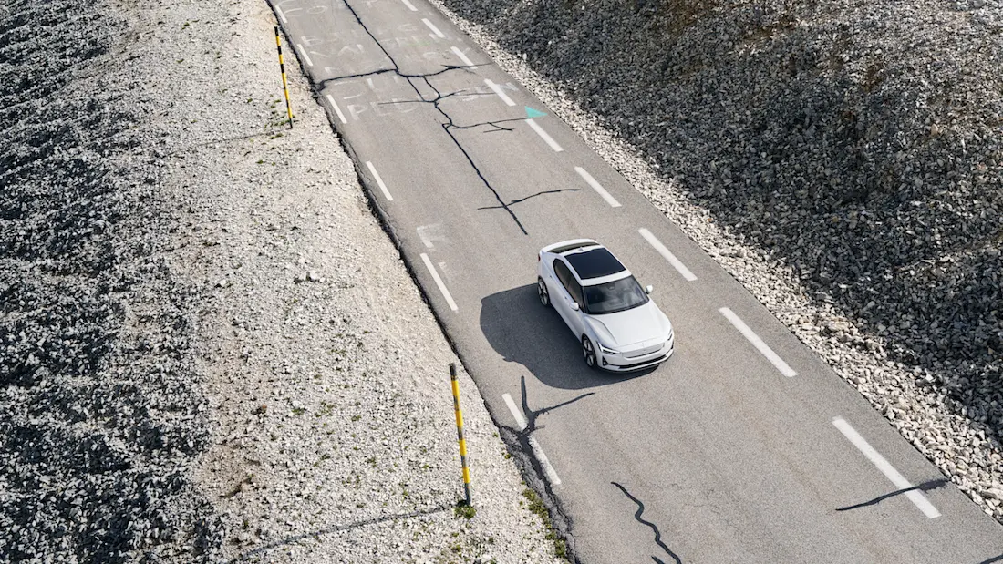 Polestar 2 (2023) dynamic, front view