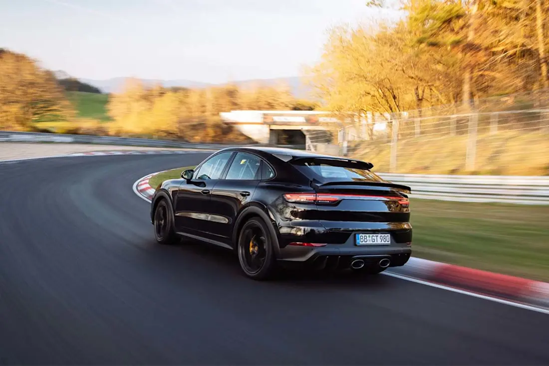AS24 Porsche Cayenne Nürburgring rijdend achter