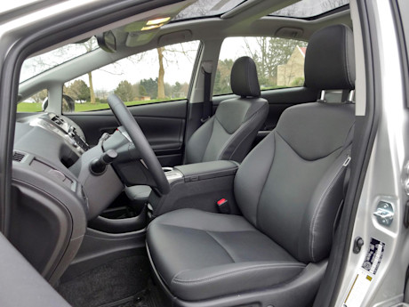 Editorial 2015 toyota prius v sh 18