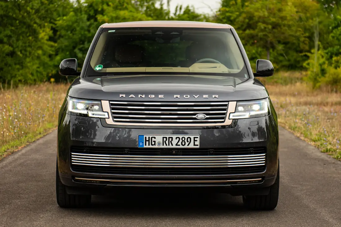 range-rover-p550e-sv-front