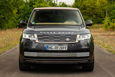 range-rover-p550e-sv-front