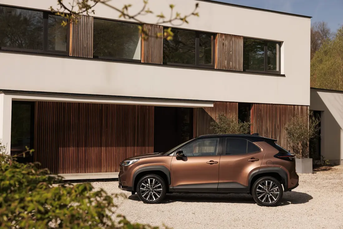 yariscross highgrade preciousbronze static-05