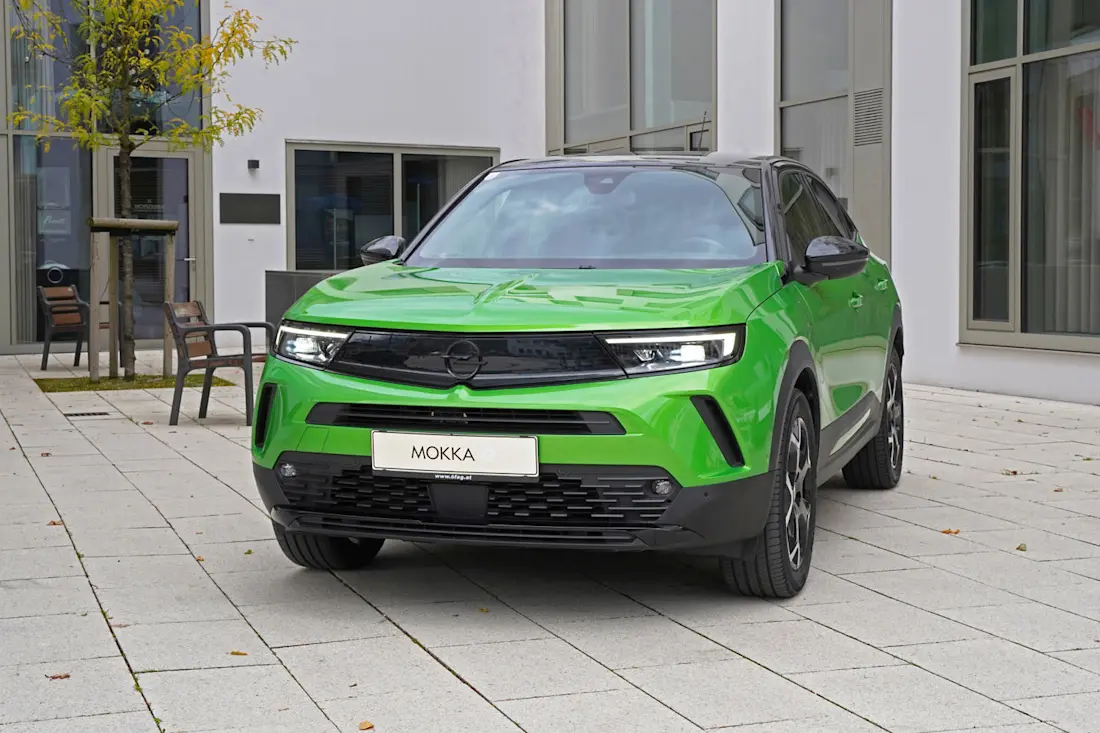 2 opel-mokka-e-front-seitlich