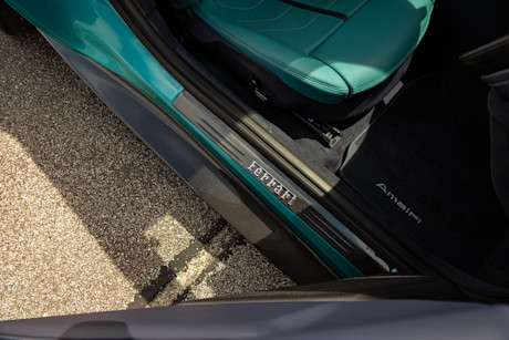 ferrari-amalfi-detail-einstieg