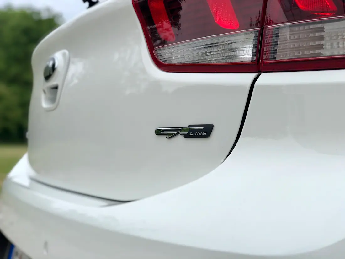 Kia Rio GT-Line Weiss Schriftzug Kia Rio GT-Line Weiss Schriftzug