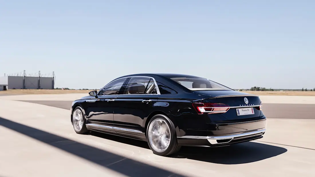 Volkswagen Phaeton (2022) rijdend, achteraanzicht Volkswagen Phaeton (2022) rijdend, achteraanzicht