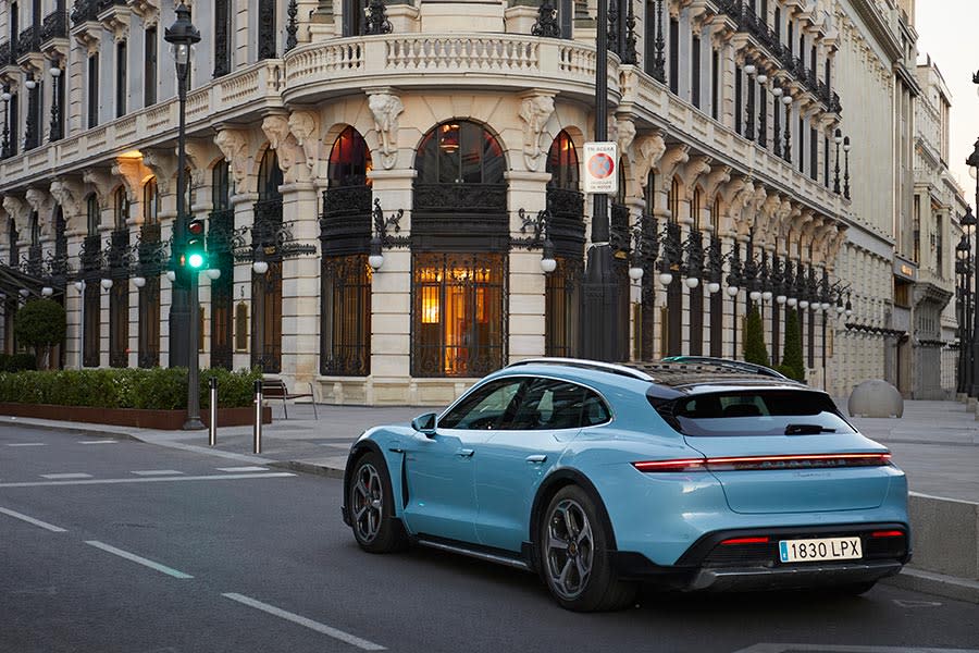 PORSCHE-TAYCAN-CROSS-TURISMO-003.jpg