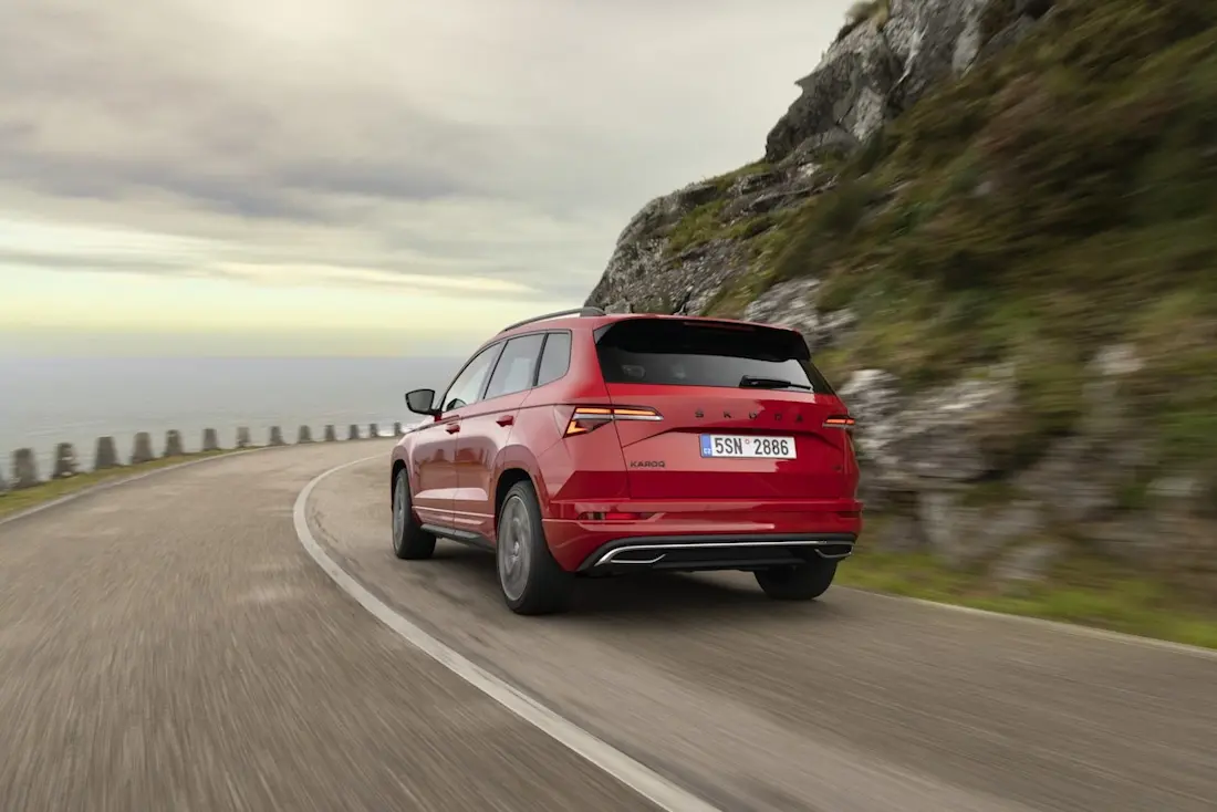 Skoda Karoq (2023) rijdend, achteraanzicht Skoda Karoq (2023) rijdend, achteraanzicht