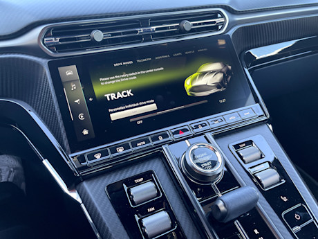 Editorial 2025 aston martin vantage mb 22