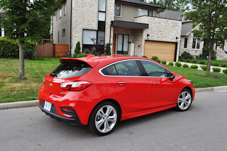 Editorial 2017 chevrolet cruze hatchback premier 08 mb