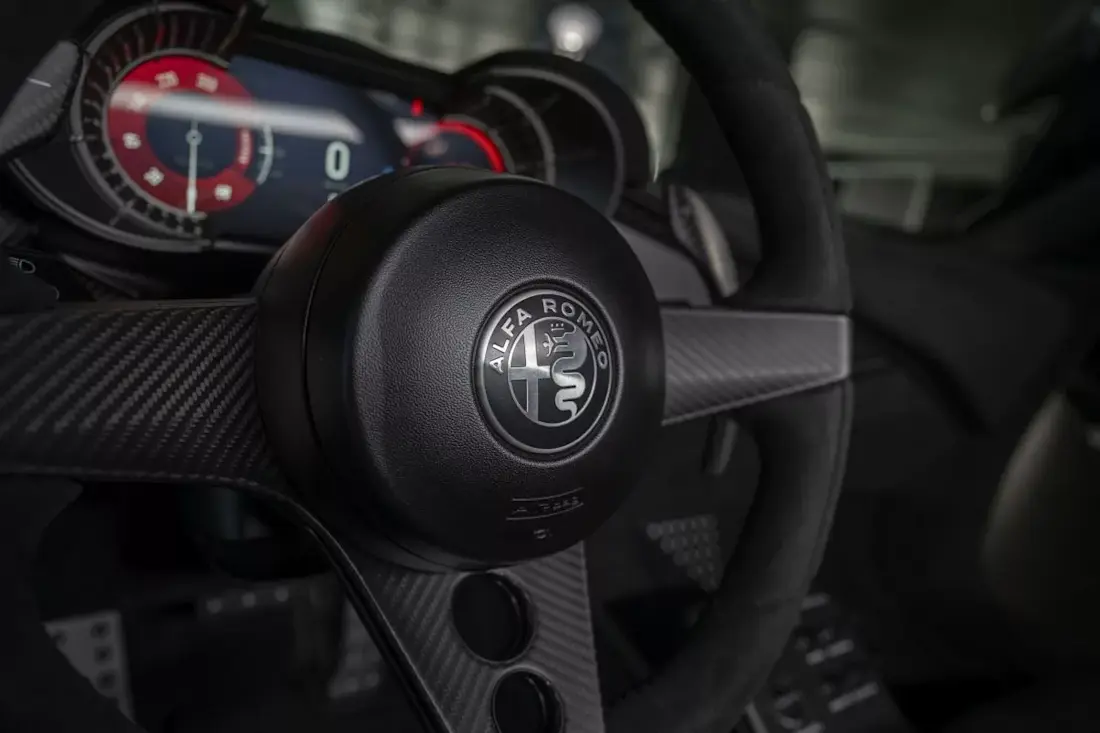 Alfa Romeo 33 Stradale Perla Nera 2026 (3).jpg