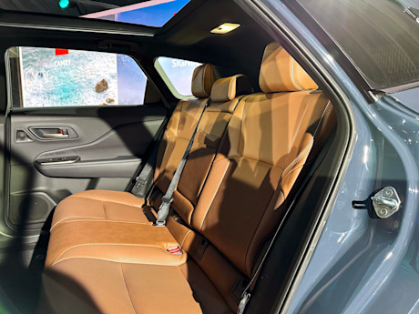 Editorial 2025 toyota crown signia p 231115 08 jw