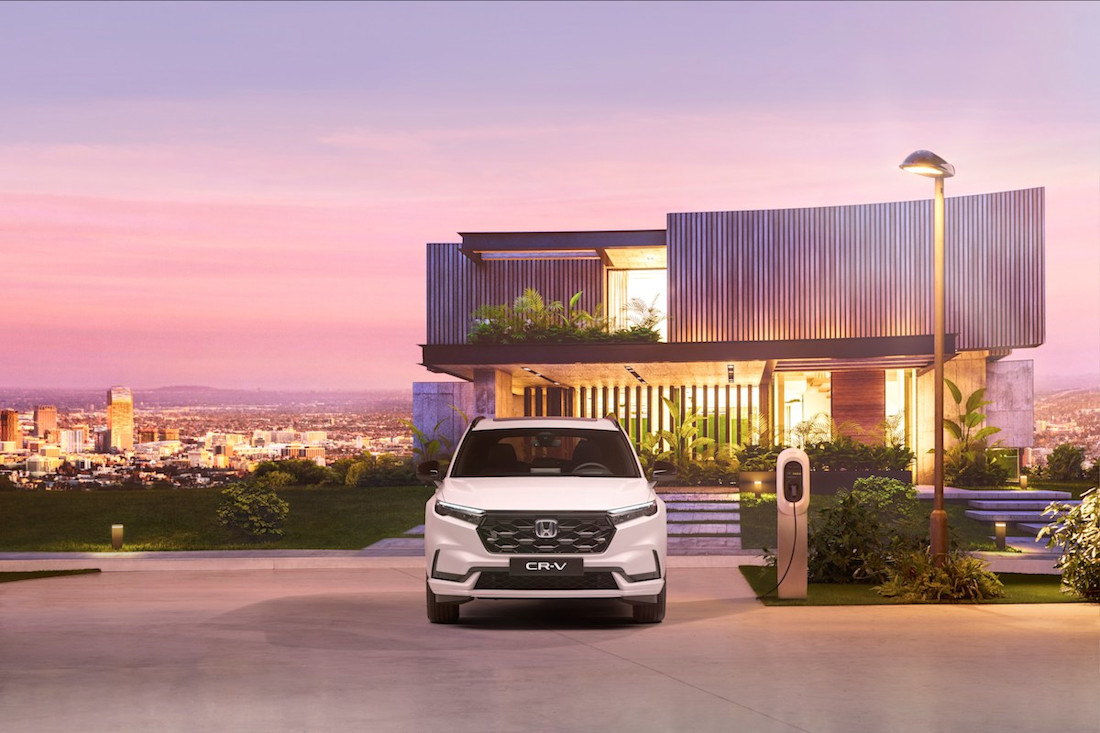 Honda CR-V (2023) static, front view