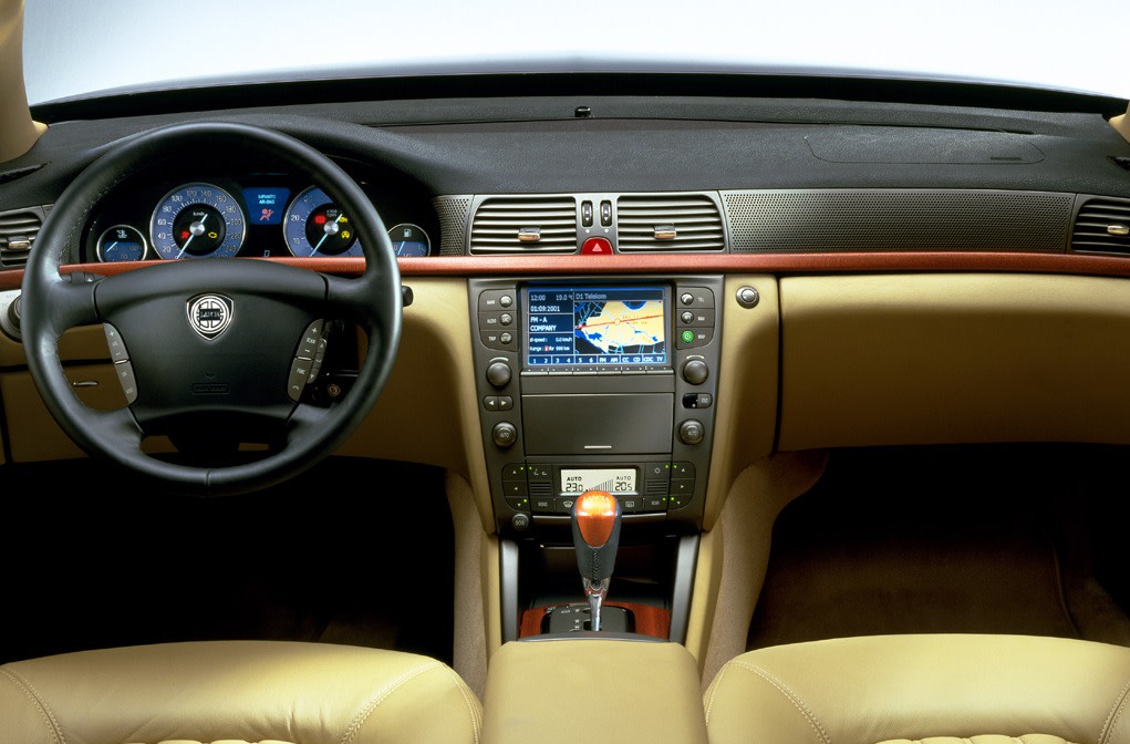 lancia-thesis-interior