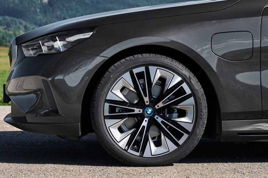 BMW-530e_Sedan-2024-1600-28.jpg