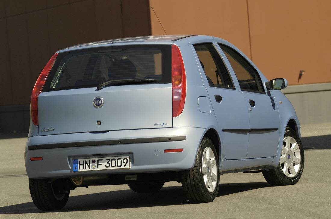 7F5I3QOCDQxBsqzjXV8zRE-db03d2b06f4403420aec6d55f4382945-fiat-punto-back-1100