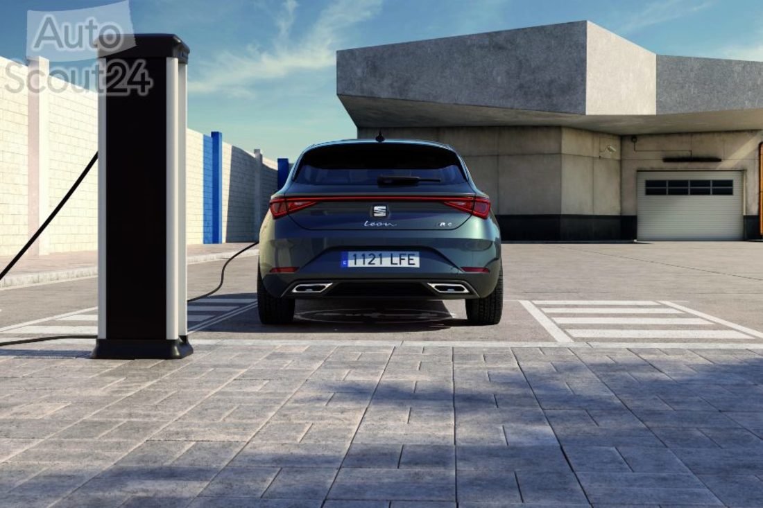 Nuevo-SEAT-Leon-e-HYBRID-el-primer-vehiculo-hibrido-enchufable-de-la-compania_04_HQ (2).jpg