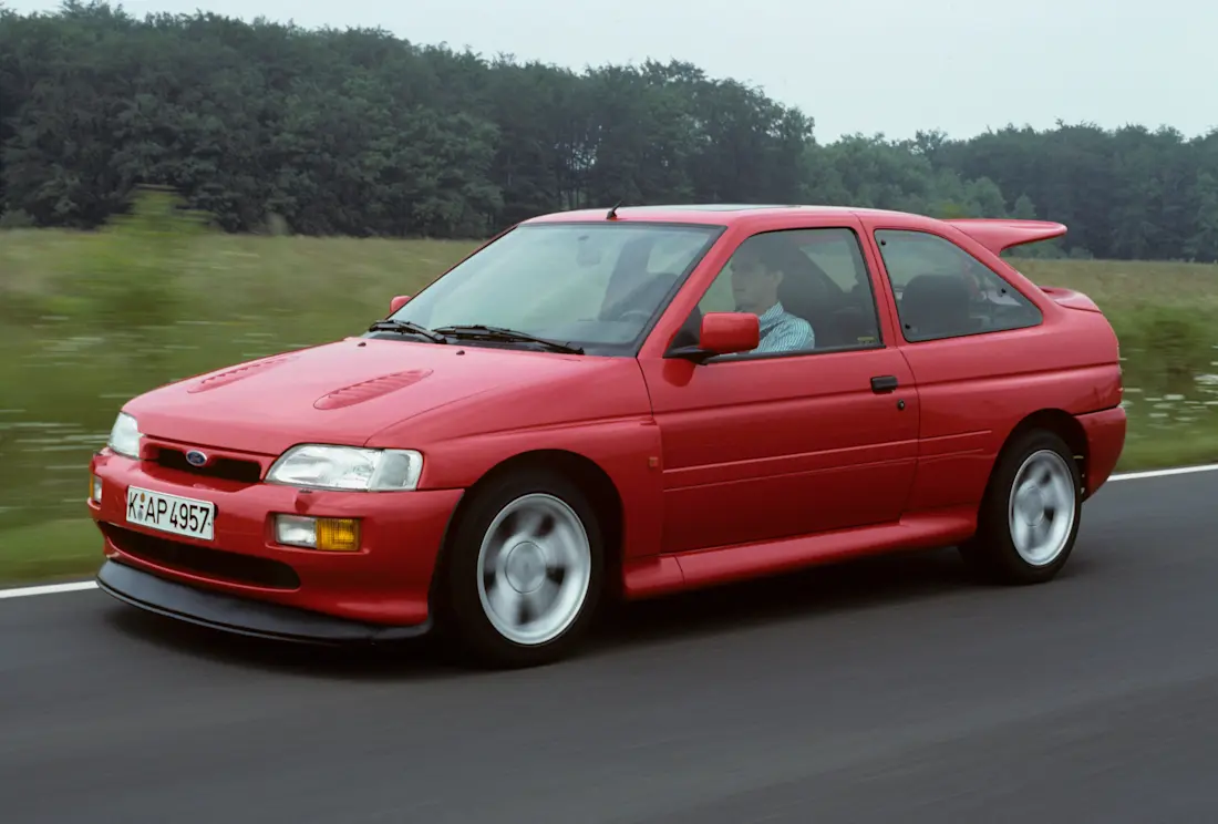  Ein besonderer Oldtimer in der Klasse der starken Kompakten ist der Ford Escort RS Cosworth. Ein mit 227 PS und 2,0-Liter-Vierzylinder-Turbomotor reinrassiges Rallye-Auto für die Straße.