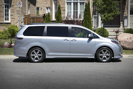 Editorial 2015 toyota sienna se v6 8 passenger fwd jw 02