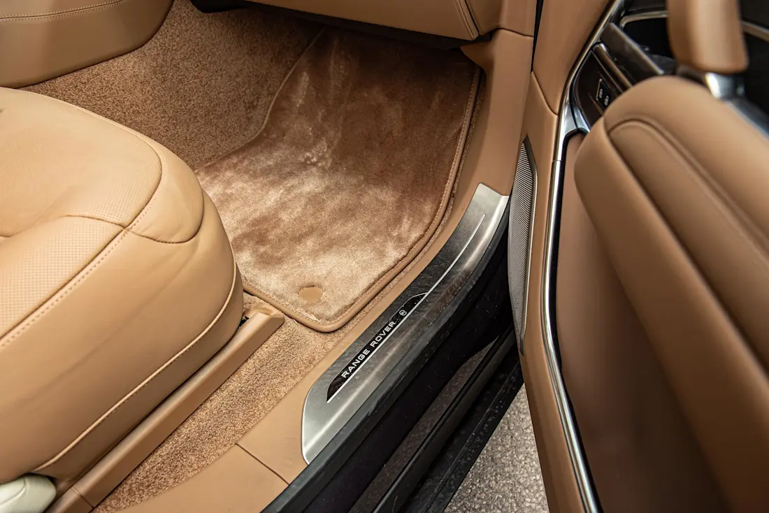 range-rover-p550e-sv-details-mohair