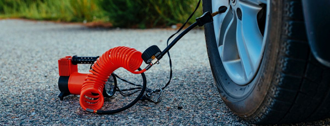 Waarom een bandenpomp in je auto eigenlijk onmisbaar is