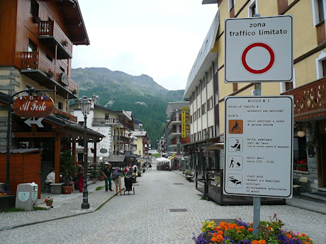 breuil-cervinia-ao-segnale-di-zona-a-traffico-limitato-423ef1