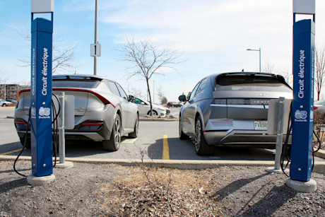 Editorial c02 2022 hyundai ioniq 5 and 2022 kia ev6 at public charger db