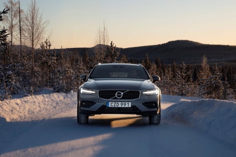 volvo-v60-crosscountry-front2