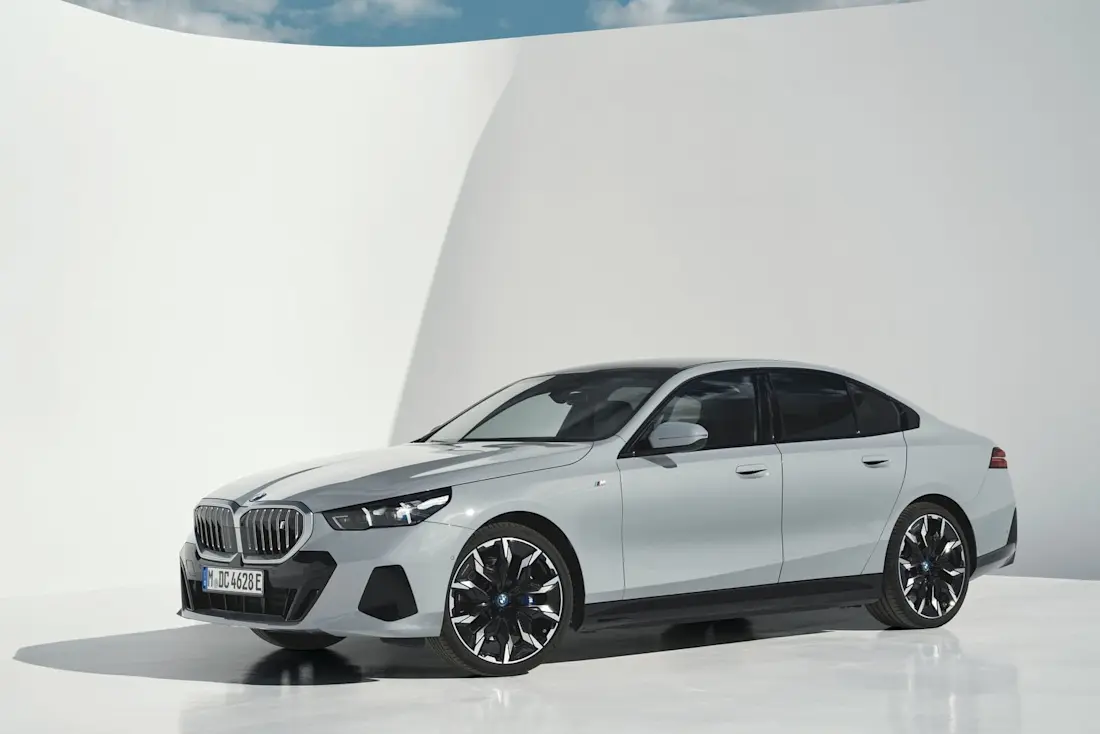 Ohne Allrad, dafür aber etwas effizienter fährt der BMW i5 eDrive40 vor. Er soll bis zu 582 Kilometer Reichweite schaffen.  Ohne Allrad, dafür aber etwas effizienter fährt der BMW i5 eDrive40 vor. Er soll bis zu 582 Kilometer Reichweite schaffen.