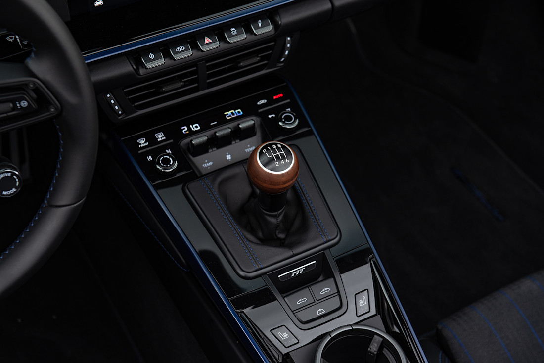 porsche-911-t-cabrio-2025-manual