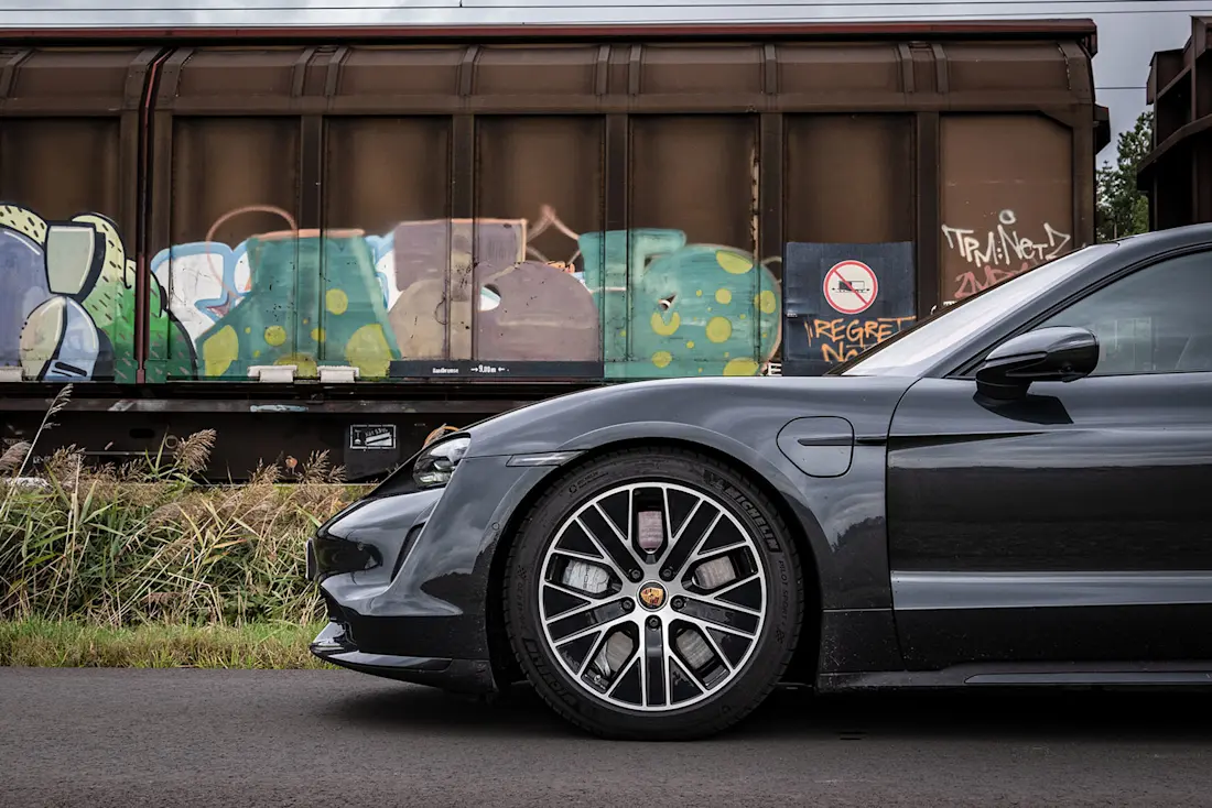 Porsche-Taycan-Side Porsche-Taycan-Side