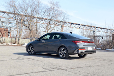 Hyundai Elantra 2024 : essai routier Body Image