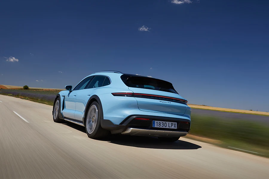 PORSCHE-TAYCAN-CROSS-TURISMO-016