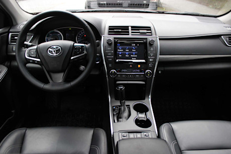 Editorial 2017 toyota camry hybrid xle dh 17