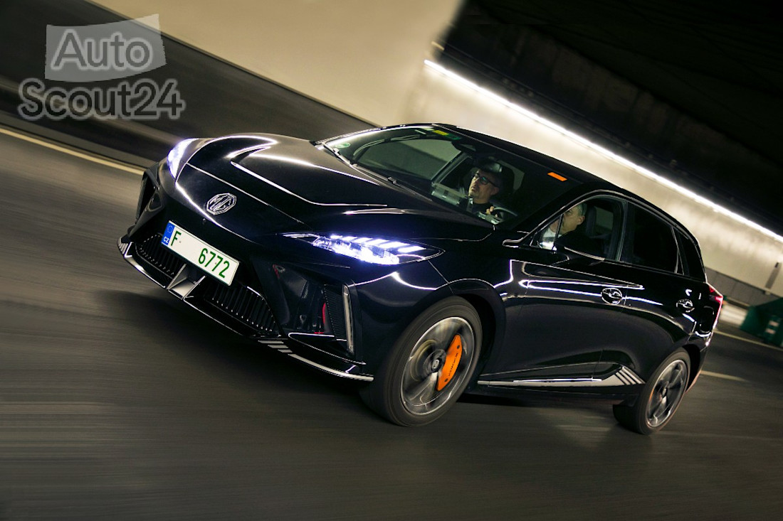 El MG4 XPower, la versión deportiva del eléctrico chino, está a la vuelta de la esquina