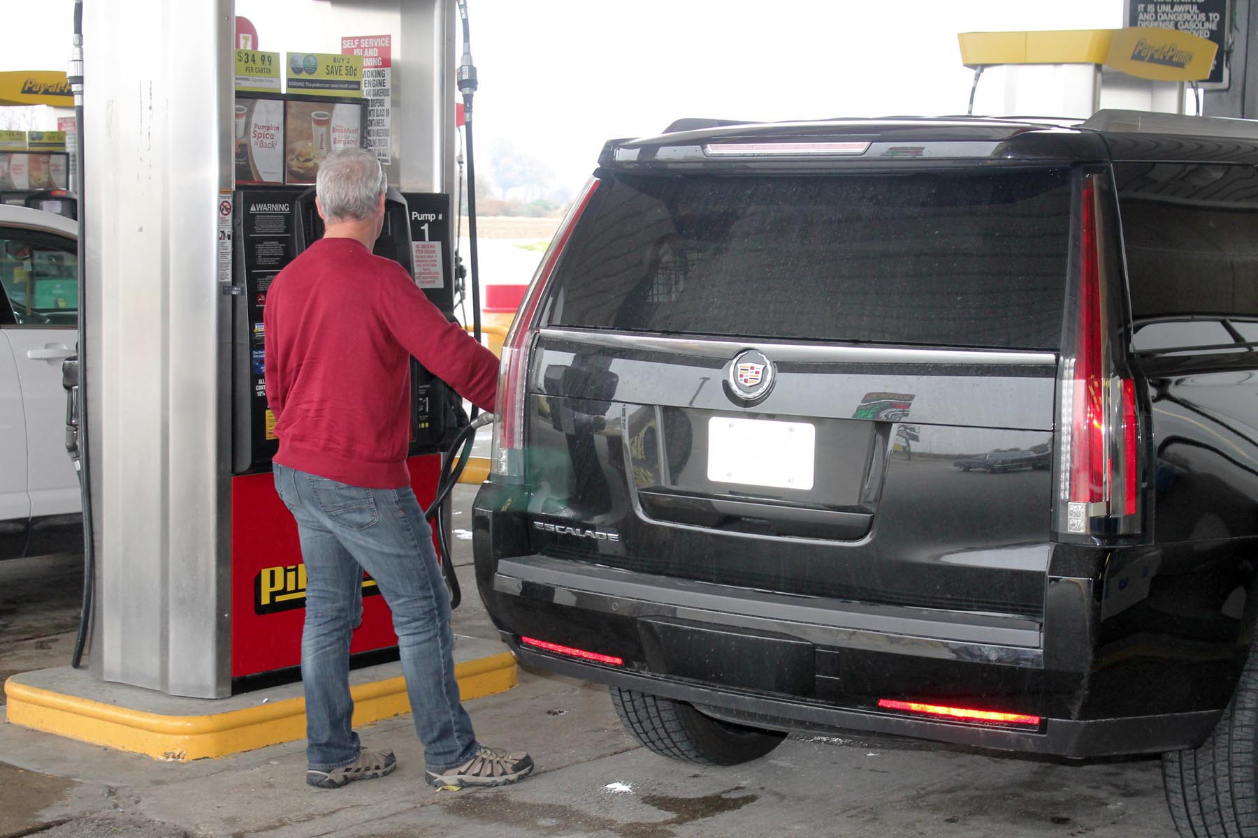 The big Escalade gave an average combined fuel consumption of 12.8 L/100 km, which was not too far from its official ratings of 11.4 on the highway and 16.2 in the city. GM recommends using Premium gas but I used Regular, which tends to have a higher consumption rating.